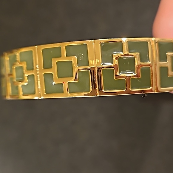 💕TRINA TURK💕 Enamel Bangle Bracelet ~ Black & Gold Brick Logo Design NWOT - Picture 5 of 9